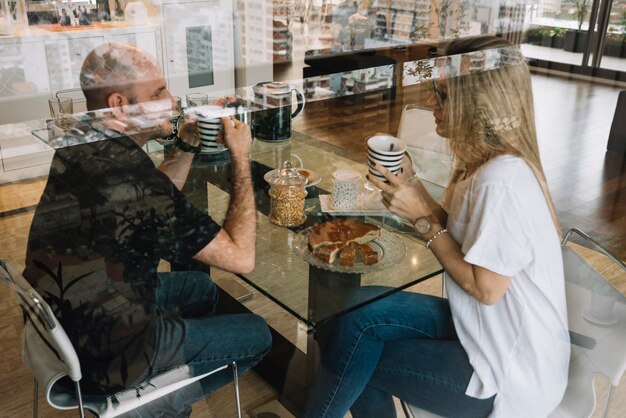 Pareja de media edad enamorada en casa