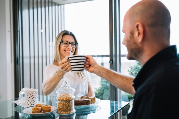 Foto gratuita pareja de media edad enamorada en casa