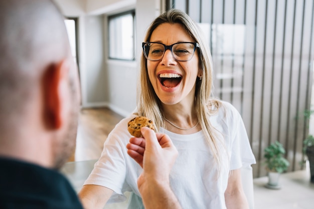 Pareja de media edad enamorada en casa