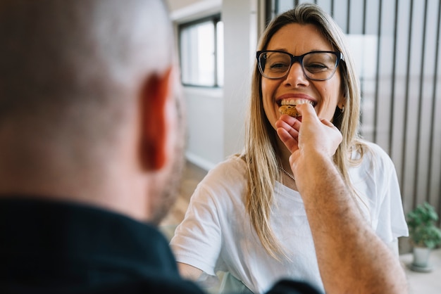 Pareja de media edad enamorada en casa