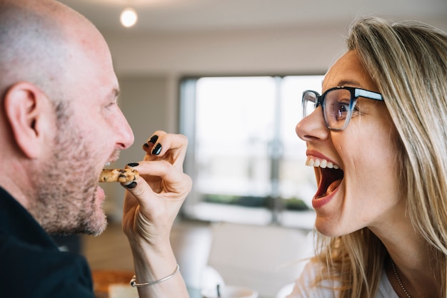 Pareja de media edad enamorada en casa