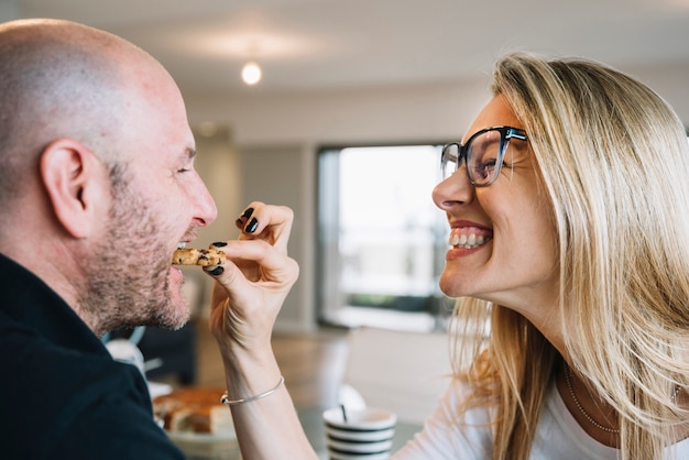 Pareja de media edad enamorada en casa