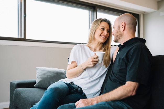 Foto gratuita pareja de media edad enamorada en casa