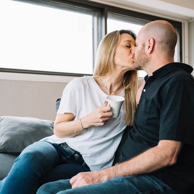 Pareja de media edad enamorada en casa