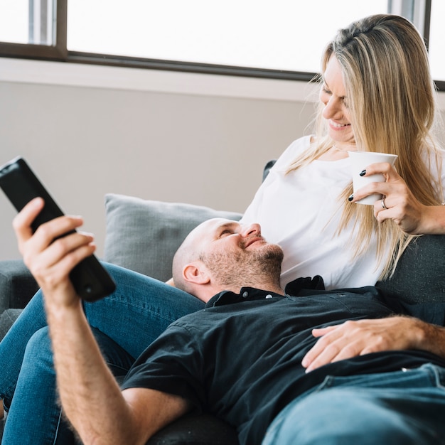 Pareja de media edad enamorada en casa