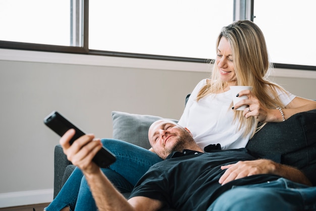 Pareja de media edad enamorada en casa