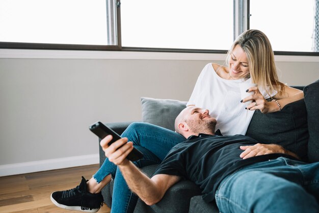 Pareja de media edad enamorada en casa