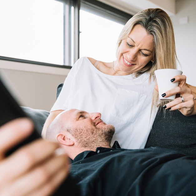 Pareja de media edad enamorada en casa