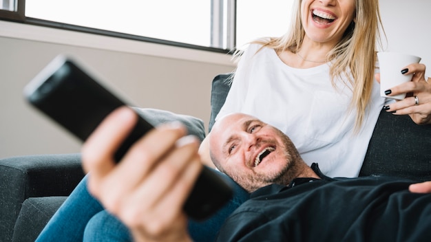 Pareja de media edad enamorada en casa