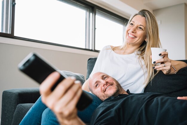 Pareja de media edad enamorada en casa