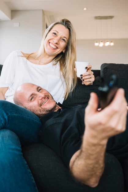 Pareja de media edad enamorada en casa