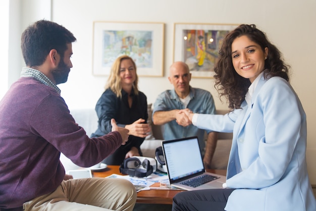 Pareja de mediana edad de clientes contratando equipo