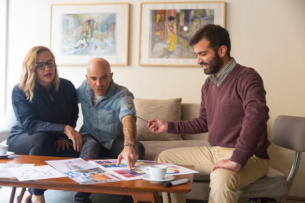 Pareja de mediana edad discutiendo proyecto de renovación