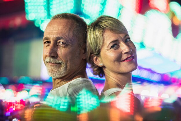 Pareja de mediana edad disfrutando del festival