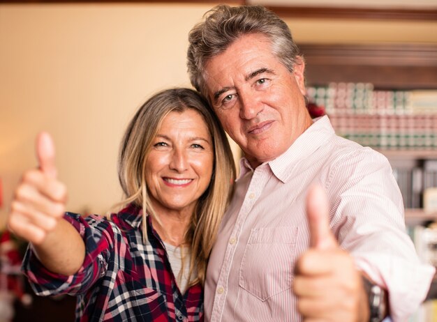 Pareja de mediana edad pasándolo bien en navidad