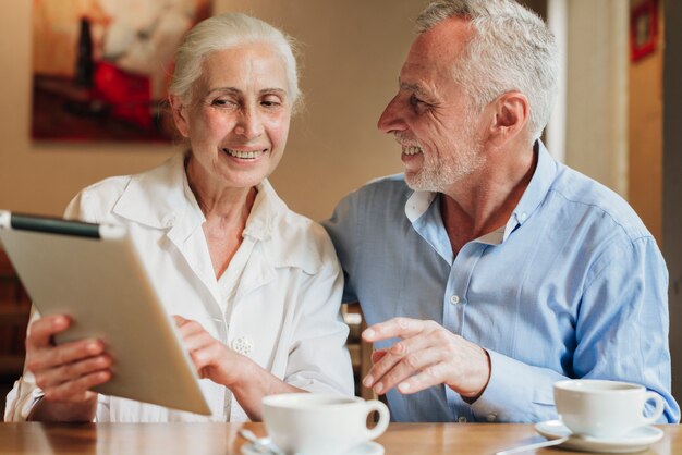 Pareja de mediana edad con una tableta