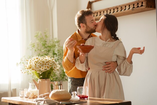 Una pareja de mediana estatura que vive en una granja.