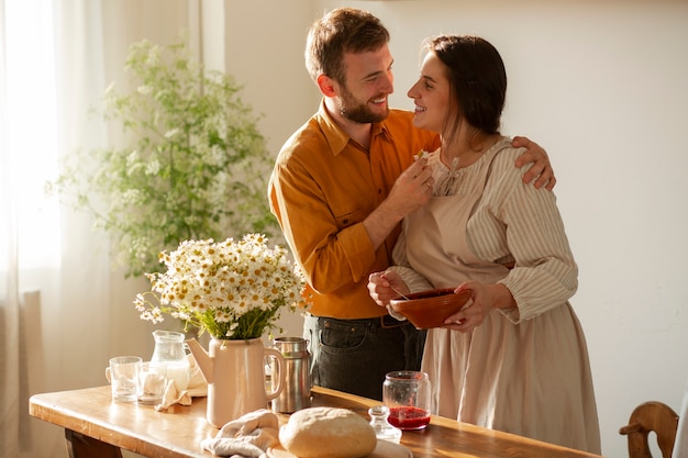 Una pareja de mediana estatura que vive en una granja.