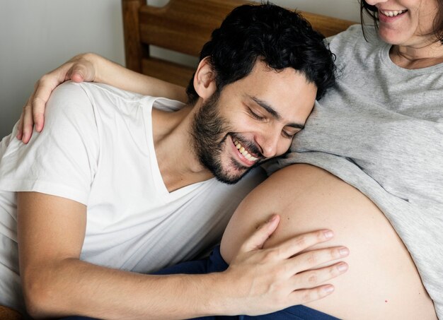 Pareja, mentira en cama, juntos