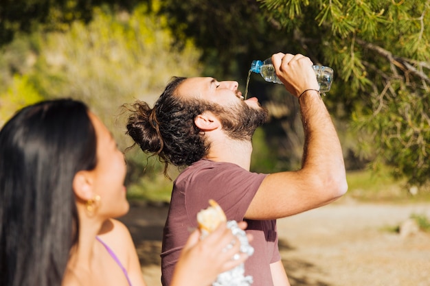 Pareja, merienda, en, caminata