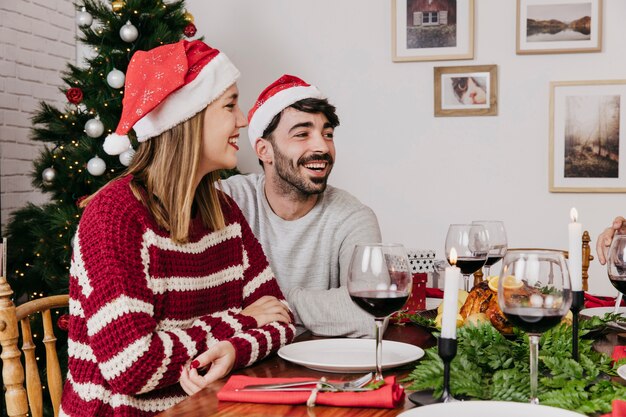 Foto gratuita pareja en mesa en cena de navidad