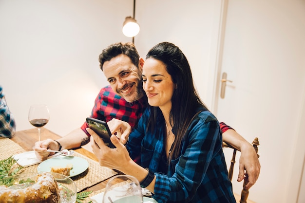 Foto gratuita pareja en mesa