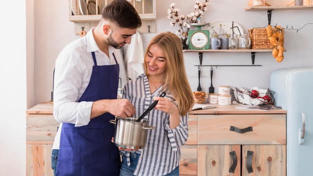 Pareja mezclando algo en una olla