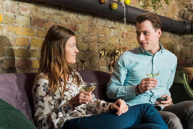 Pareja mirando el uno al otro con bebidas