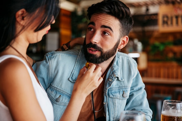 Foto gratuita pareja mirando uno al otro