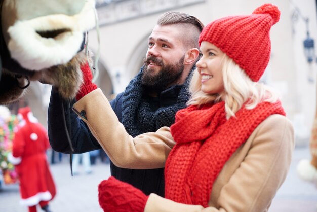 Pareja mirando algo de ropa de invierno