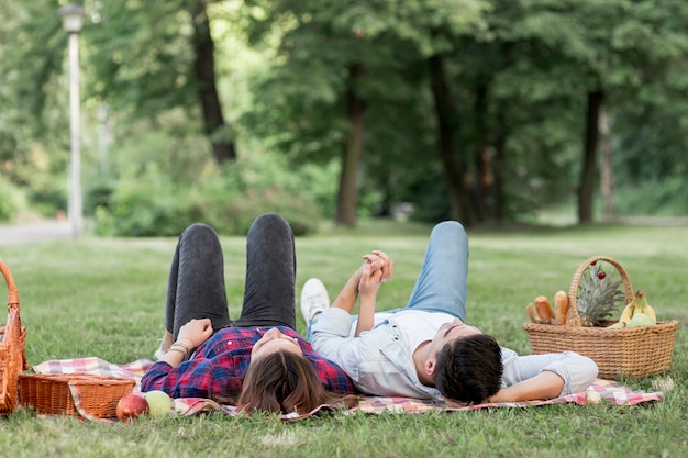 Pareja mirando hacia arriba en el parque