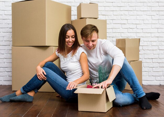 Pareja mirando dentro de una caja de cartón