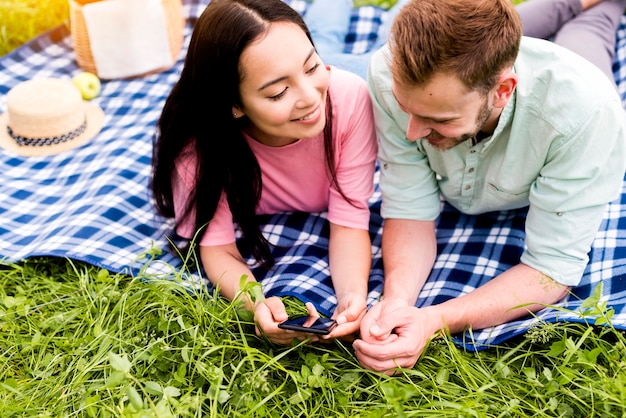 Foto gratuita pareja mirando fotos en el teléfono