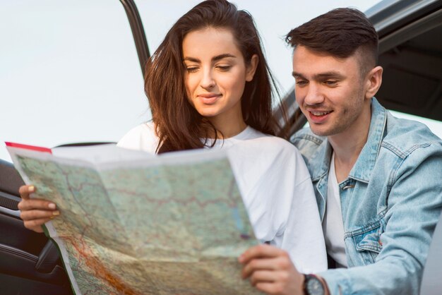 Pareja mirando juntos en un mapa