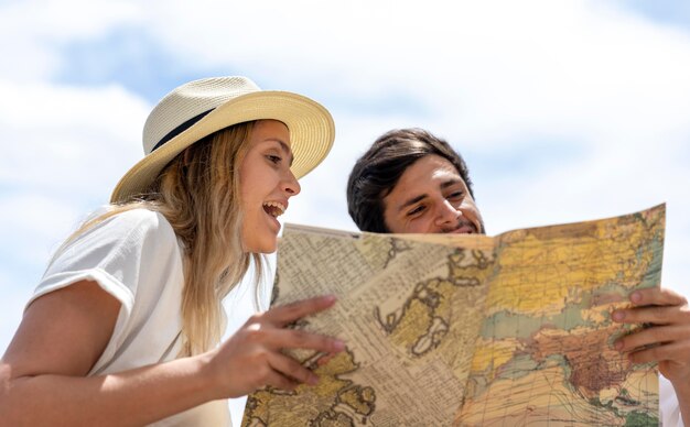 Foto gratuita pareja mirando mapa plano medio