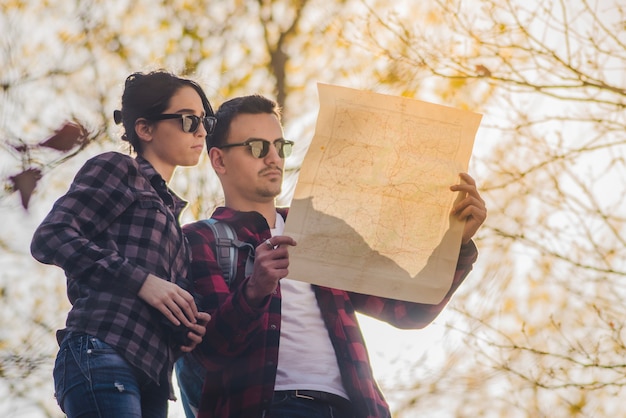 Pareja mirando un mapa