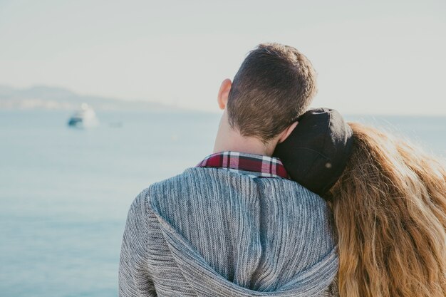 Pareja mirando hacia el mar