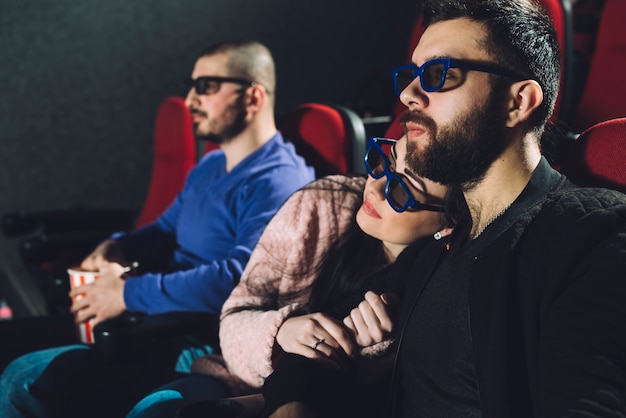 Pareja mirando la pantalla de cine