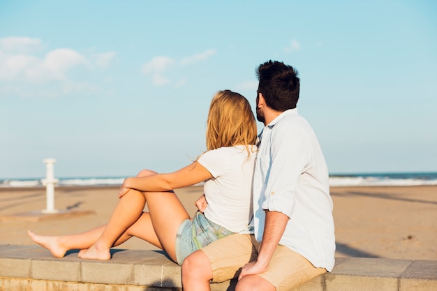 Foto gratuita pareja mirando la playa