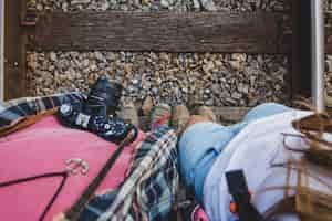 Foto gratuita pareja mirando sus pies en vías de tren