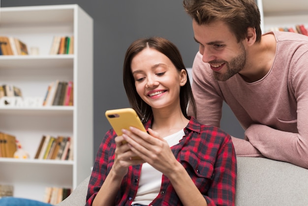 Foto gratuita pareja mirando el teléfono inteligente