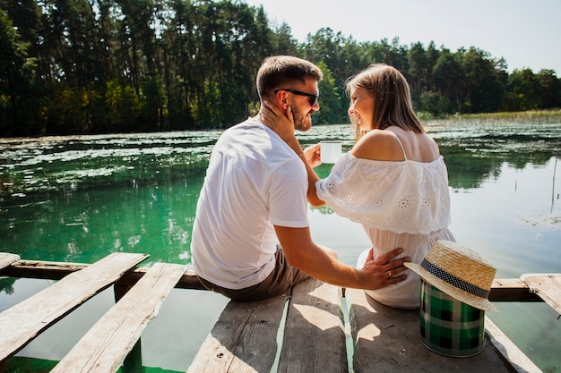 Foto gratuita pareja mirándose en un hermoso día