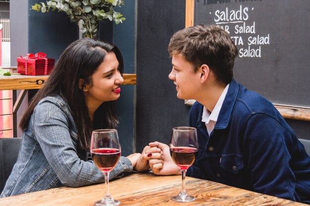 Pareja mirándose a los ojos agarrados de las manos