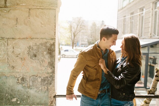 Pareja mirandose a los ojos con el sol detrás