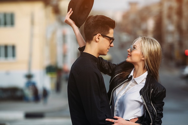 Pareja mirándose a los ojos