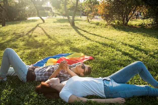 Foto gratuita pareja del mismo sexo en el parque