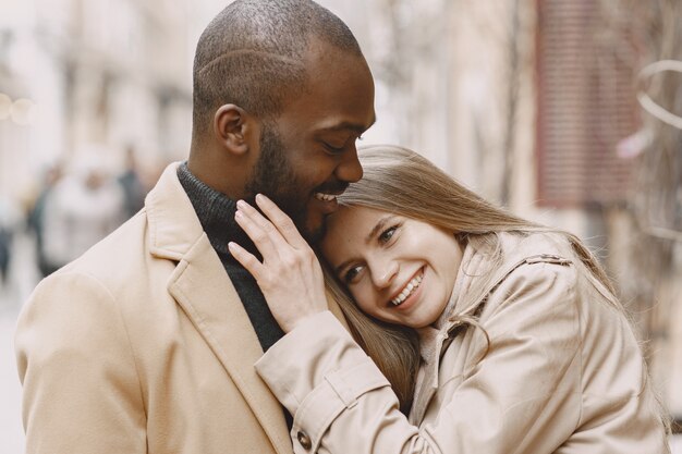 Pareja mixta pasando tiempo juntos en una ciudad de primavera