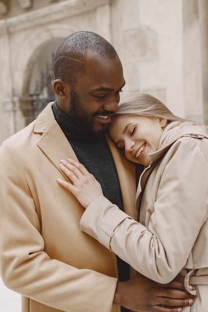 Pareja mixta pasando tiempo juntos en una ciudad de primavera