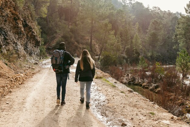 Pareja con mochila explorando la naturaleza