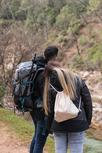 Pareja con mochila explorando la naturaleza